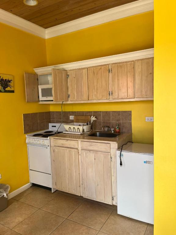 Queen Studio at Bay Inn Estates